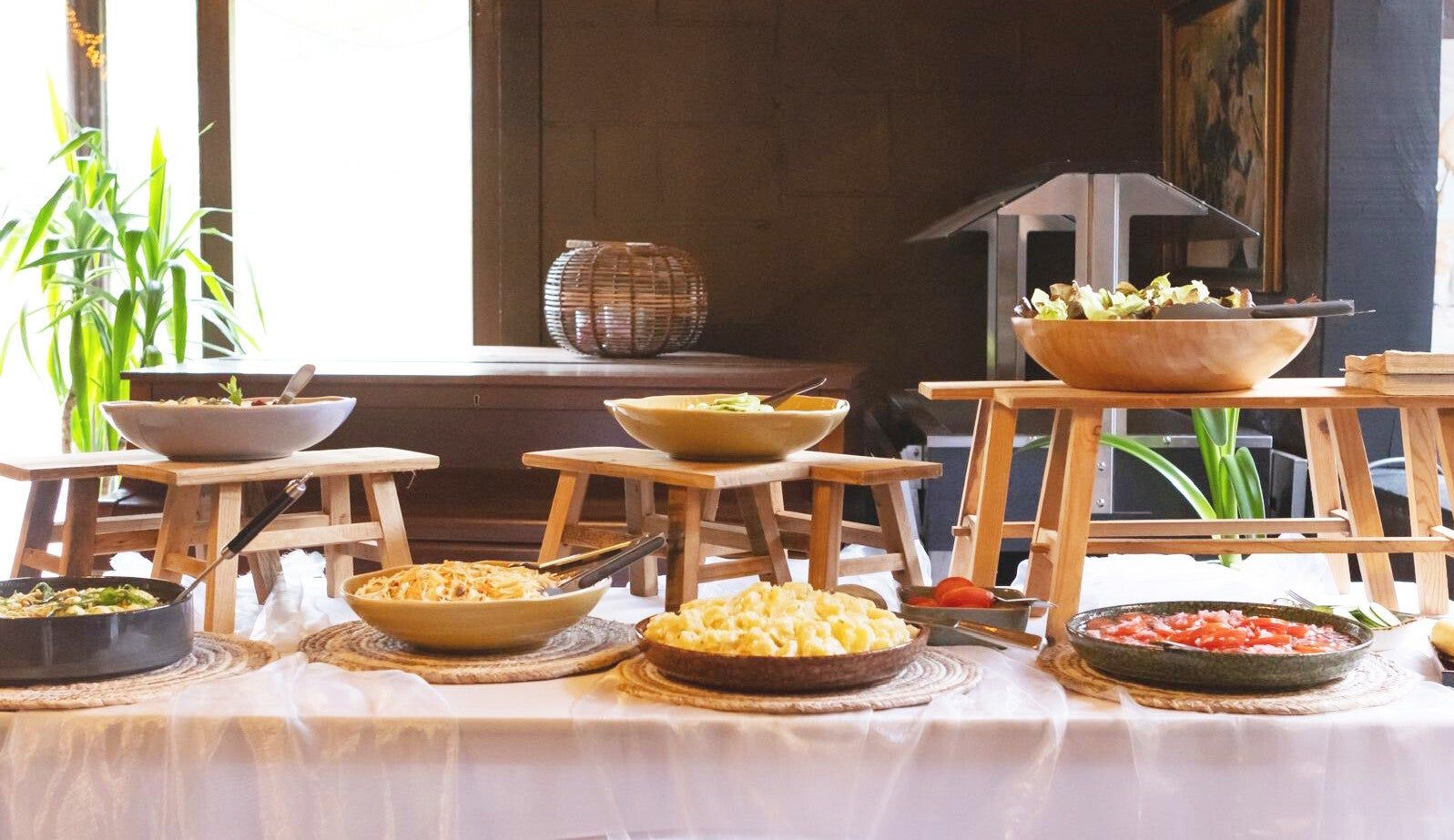 Uitgebreid barbecuebuffet in de tuin