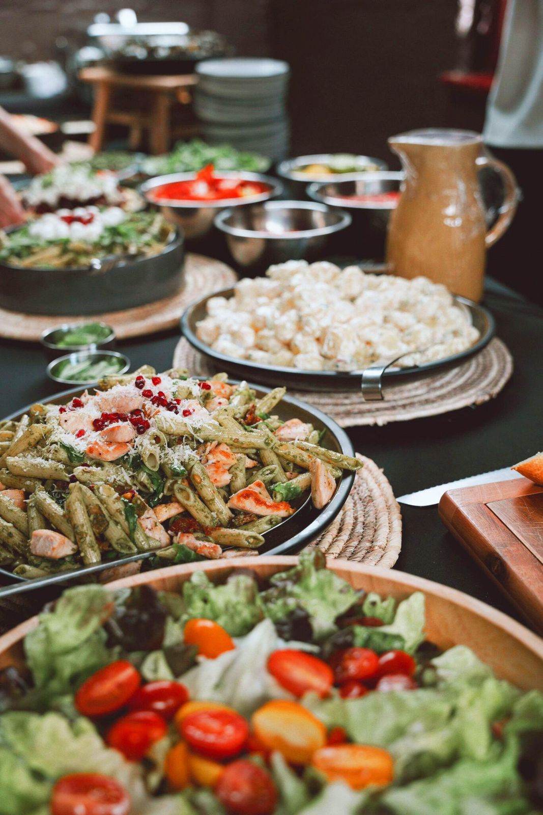 Barbecuebuffet met vlees, vis en salades