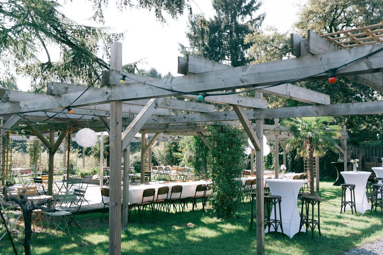 Gasten eten buiten aan de picknicktafels