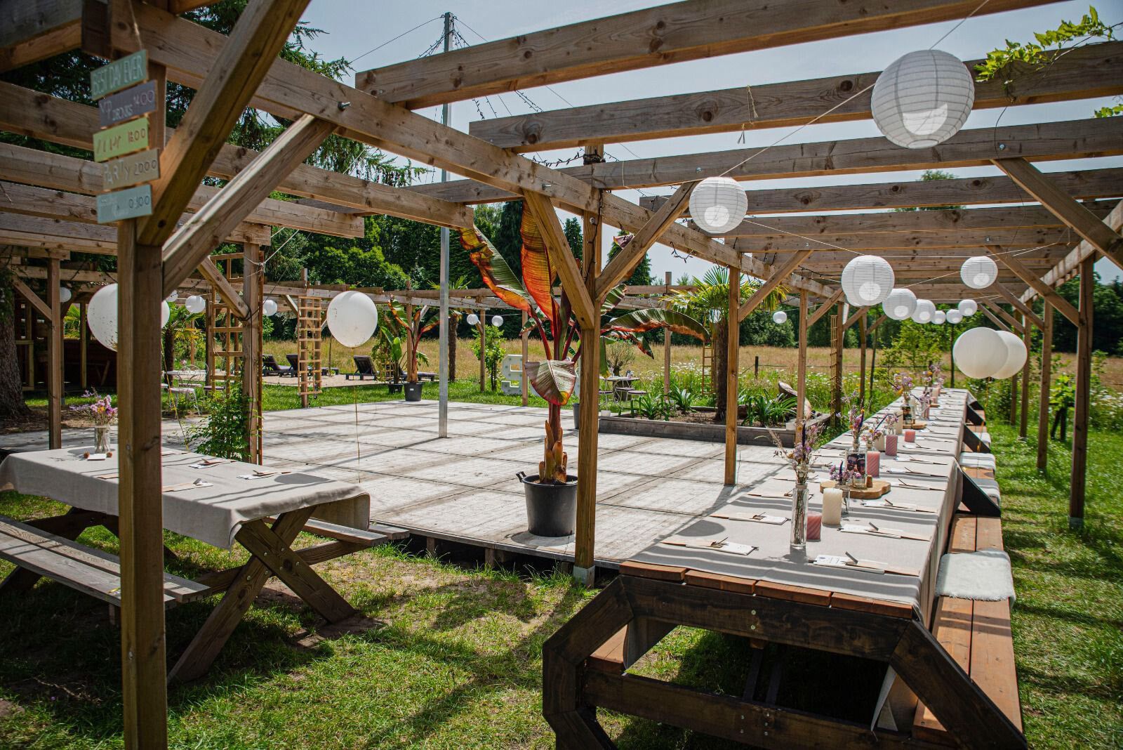 Buiten eten aan houten banken en tafels