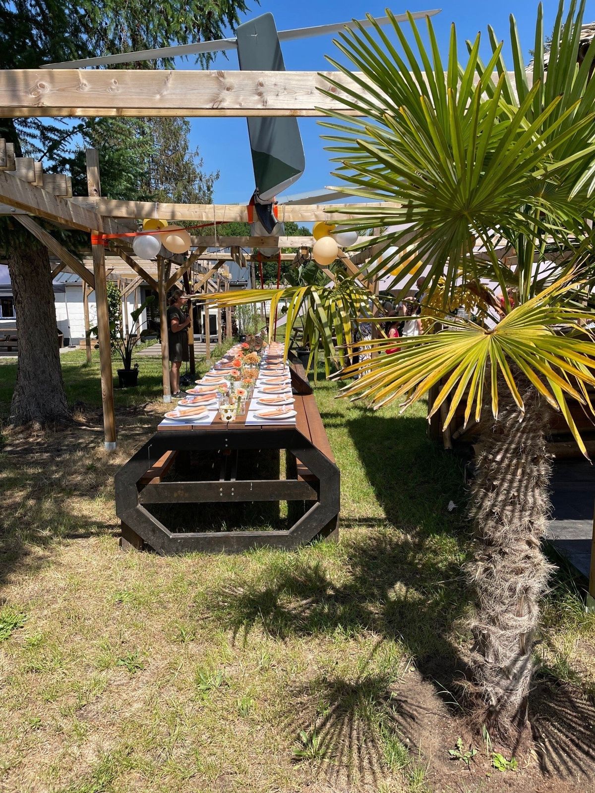 Communiefeest met familie aan lange tafels