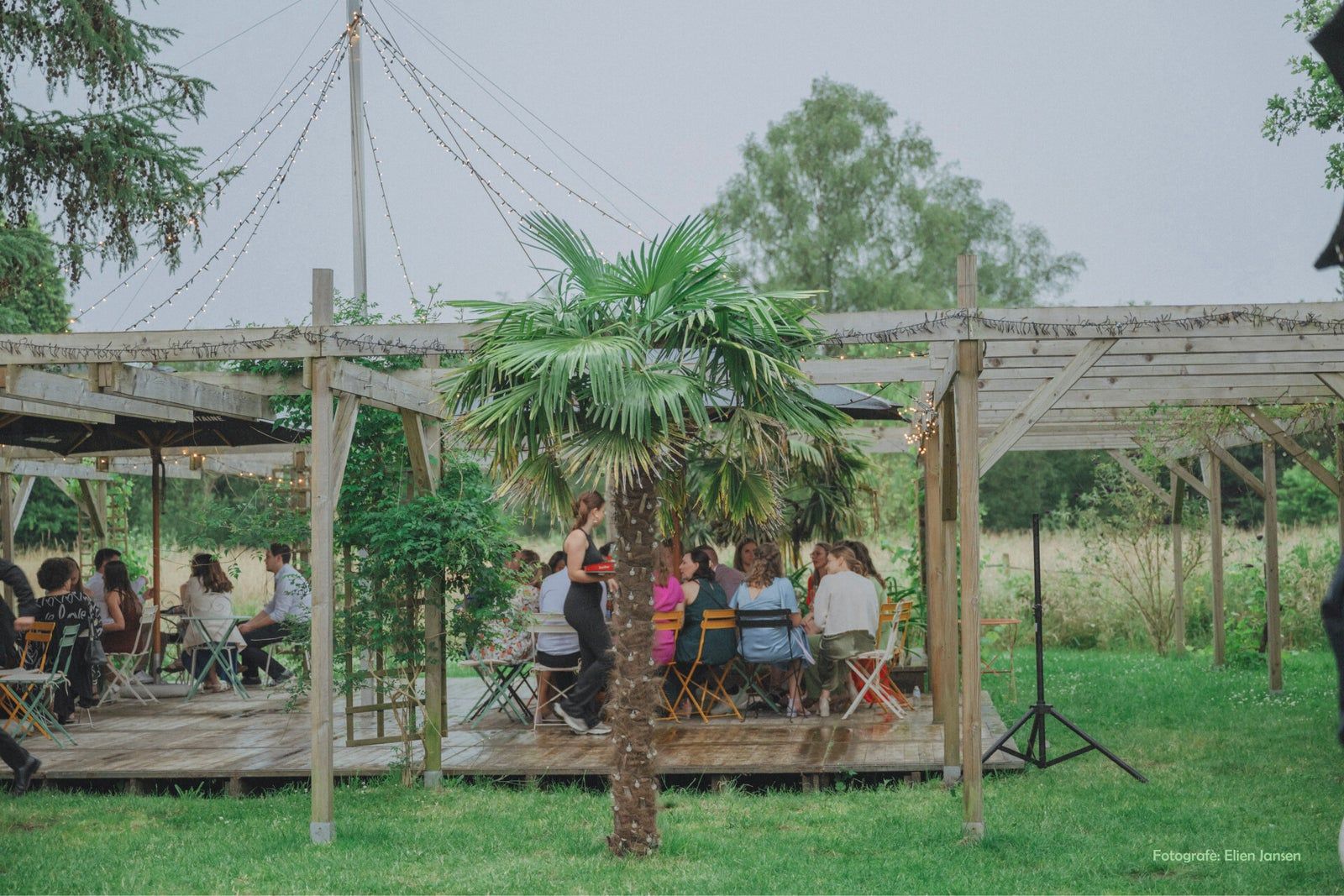 Eten en dansen onder de overkapping