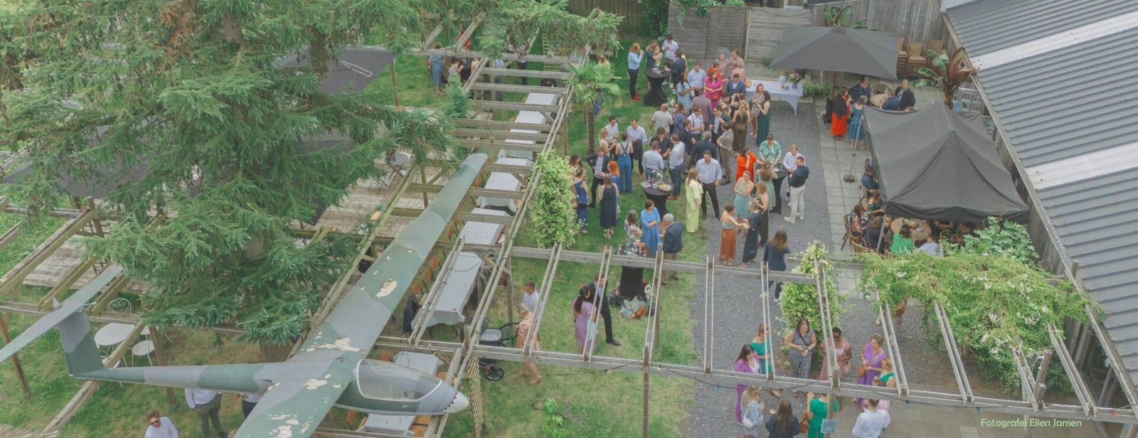 Luchtfoto van De Schuur Oelegem met tuin, weide en parking