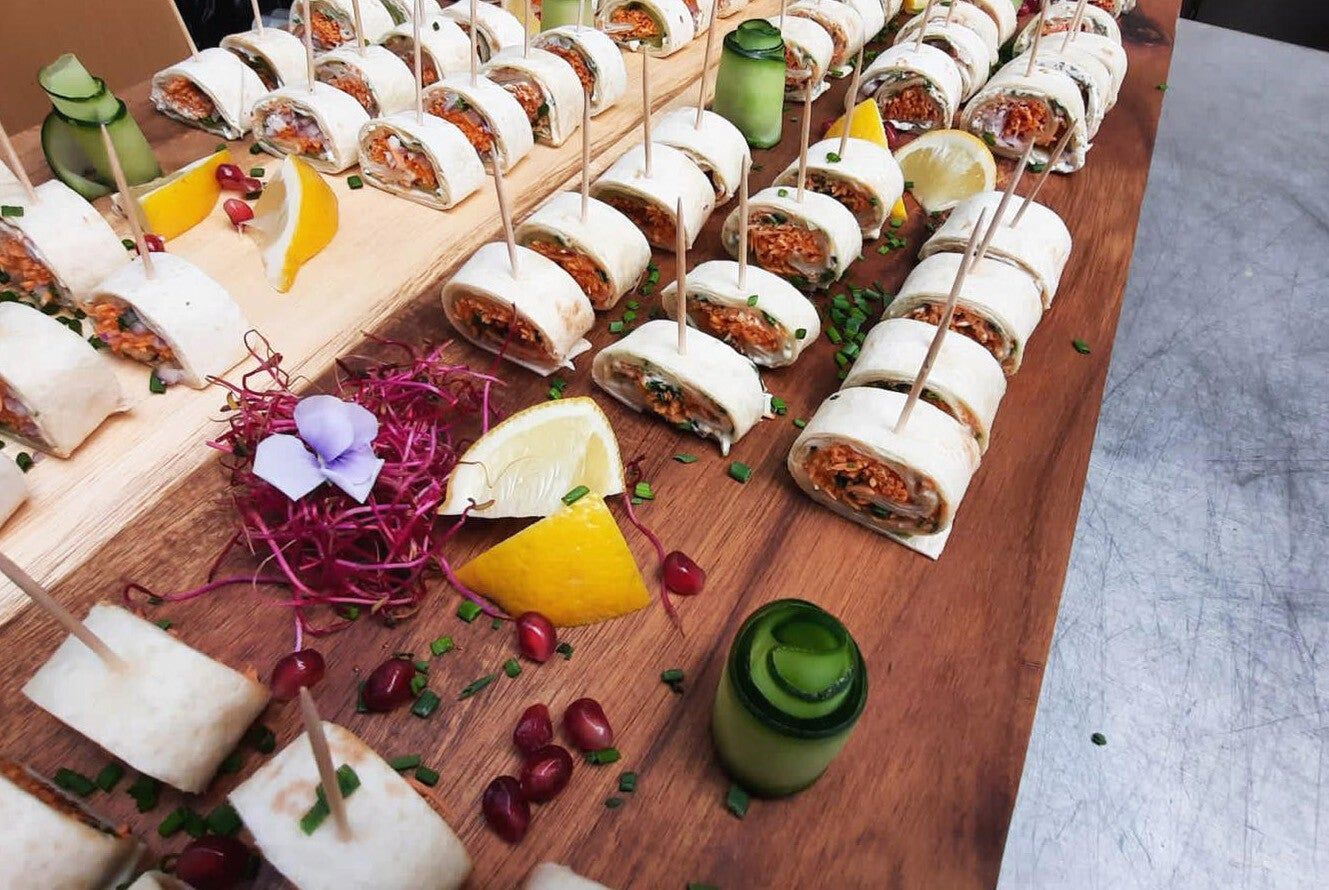 Mini wraps op een hapjesplank