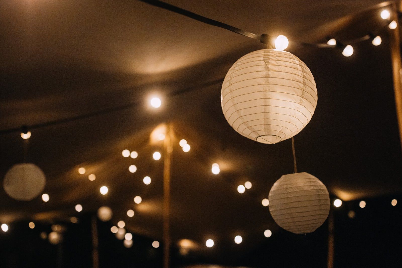 Lampionnen in de overdekte tent bij avond