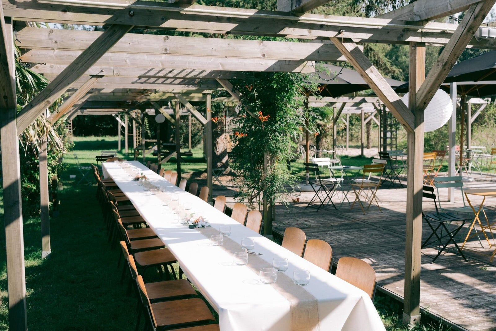 Feesttafel buiten met bloemen en kaarsen