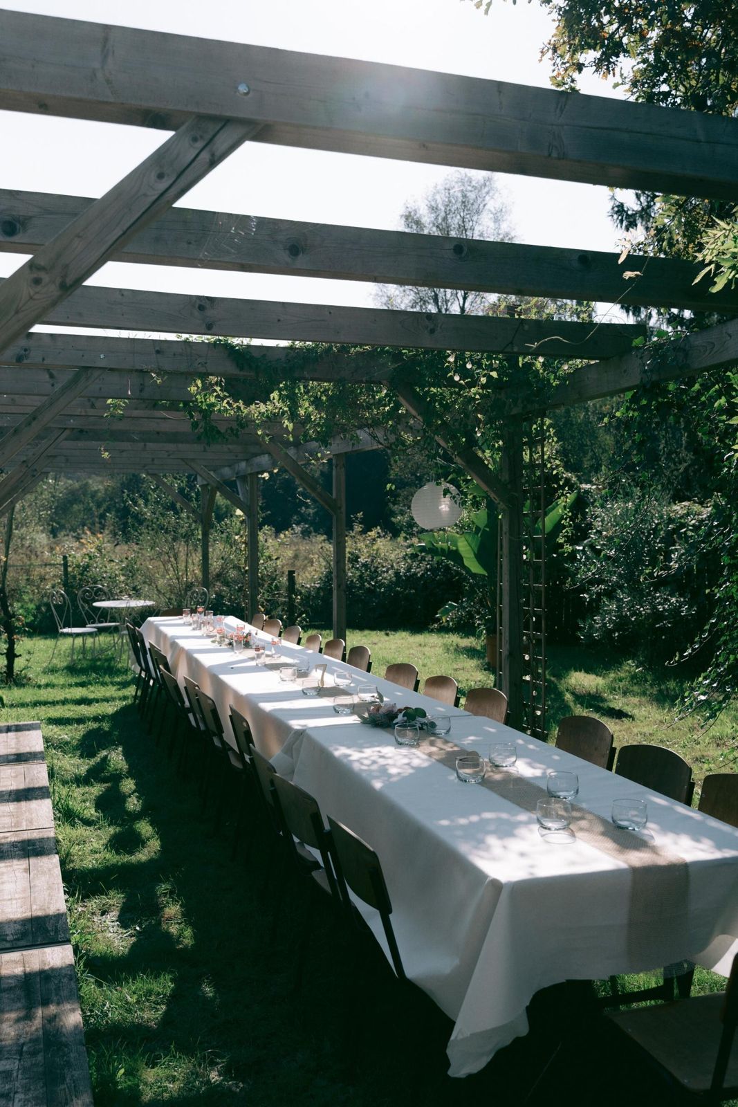 Gasten aan de lange tafel in de tuin