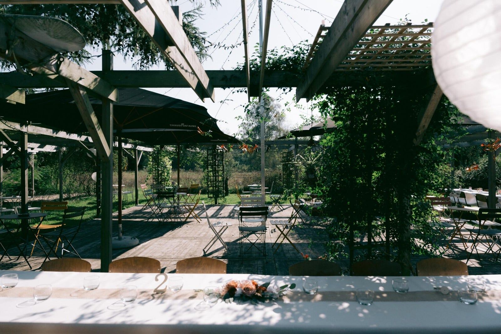 Lange gedekte tafel buiten in de tuin van De Schuur