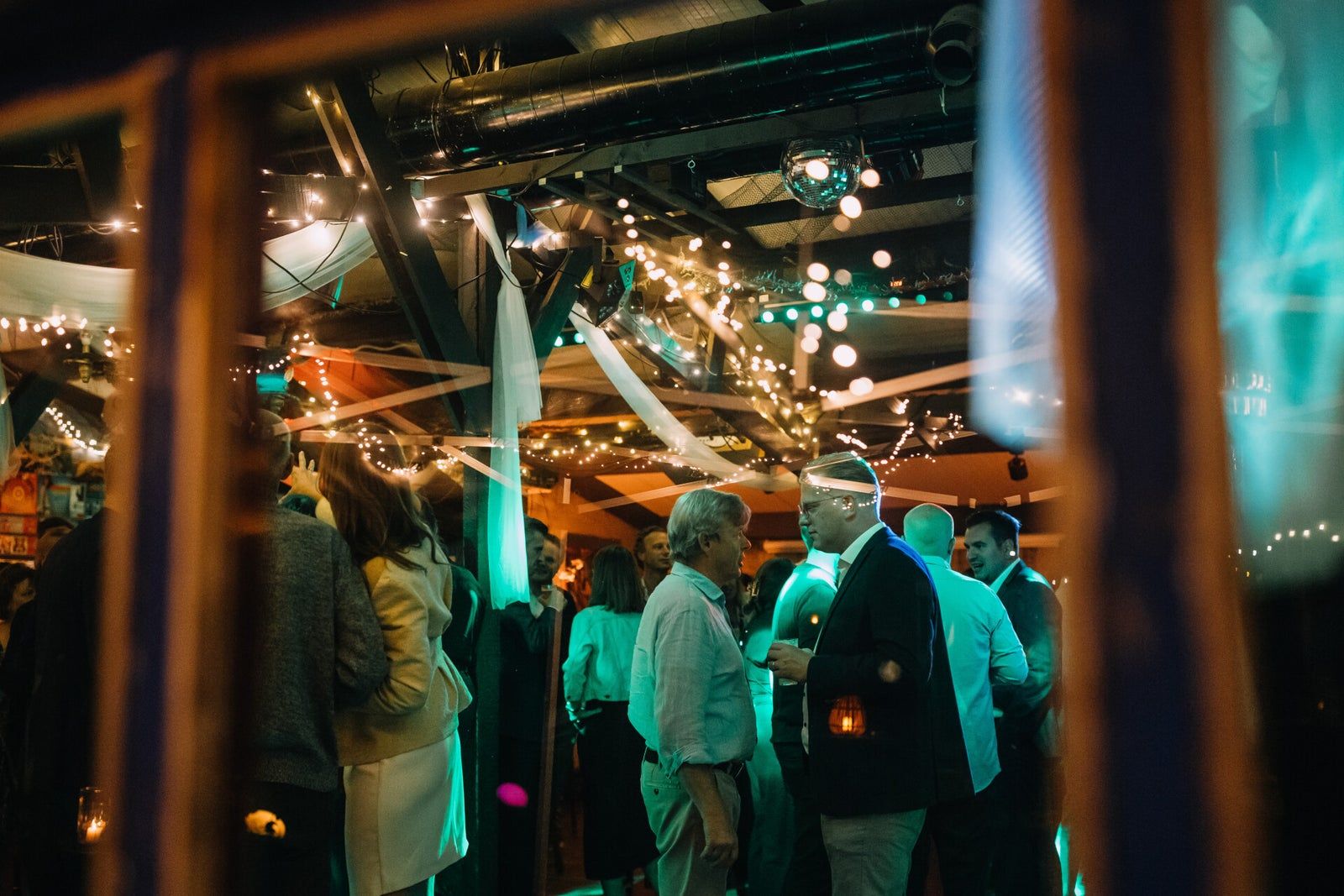 Gasten aan tafel in de schuur onder de houten balken