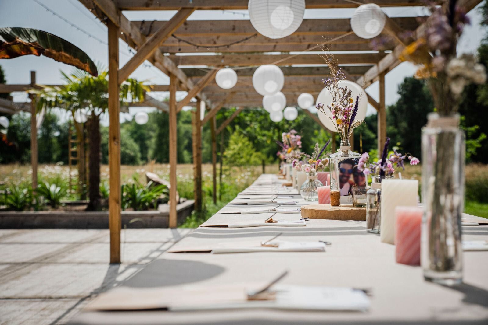 Gedekte feesttafel met glaswerk en kaarsen in de schuur