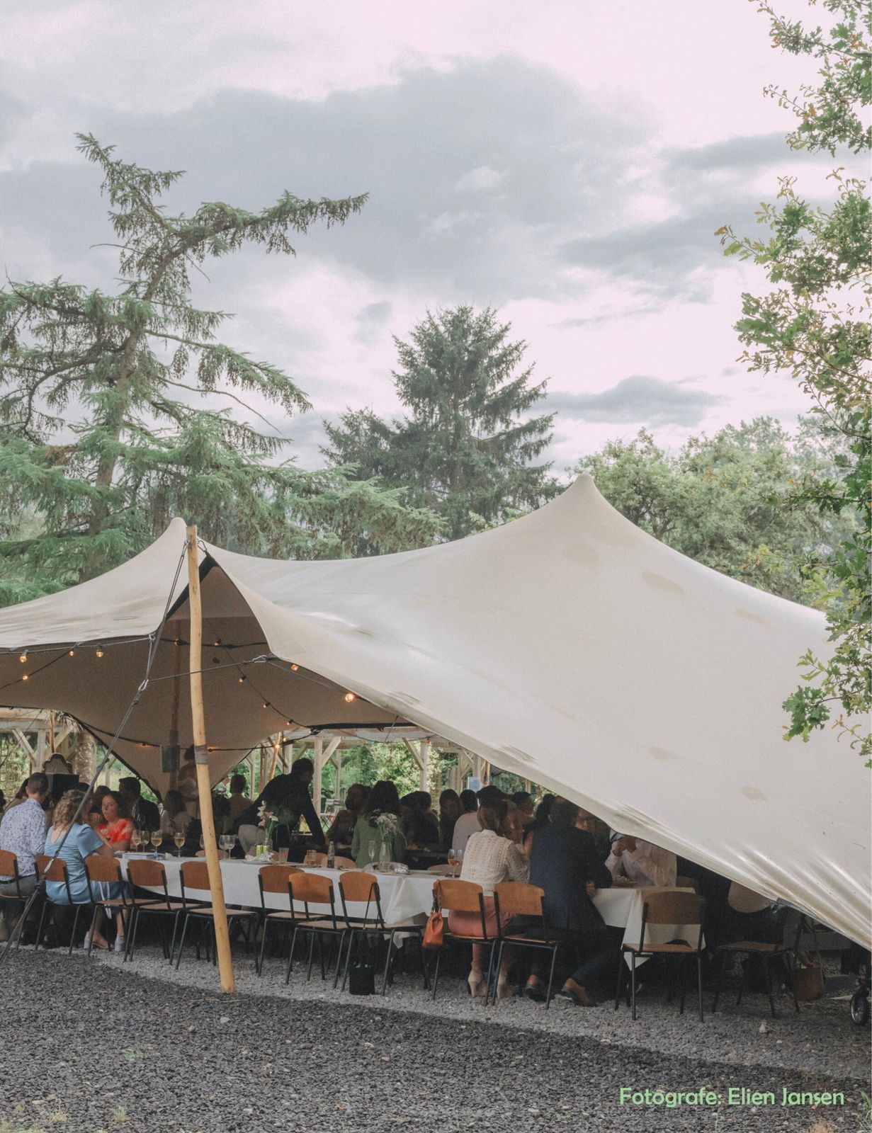 Tafels onder de tent tijdens een regenachtige feestdag