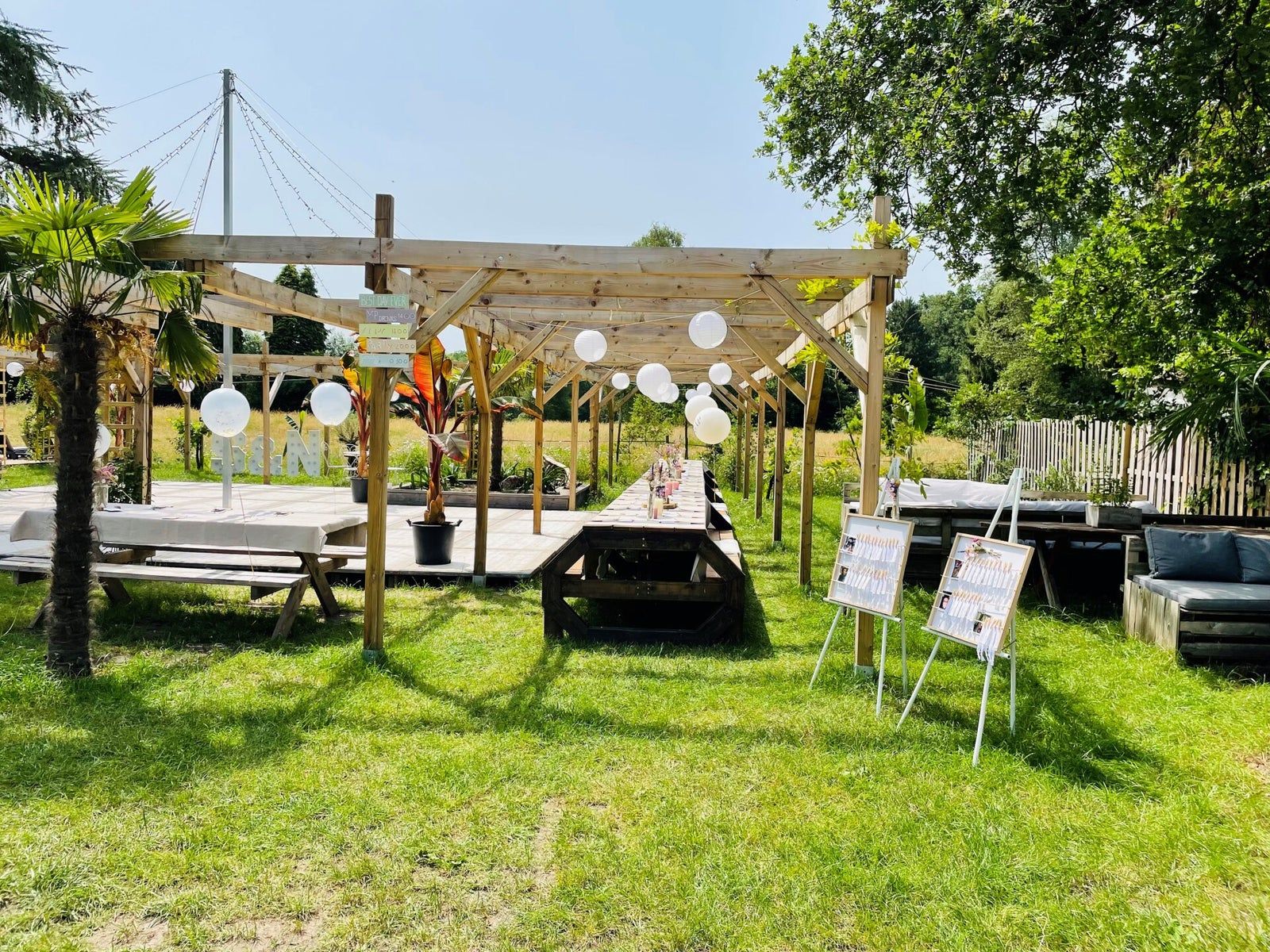 Trouwfeest in de schuur met gedekte tafels