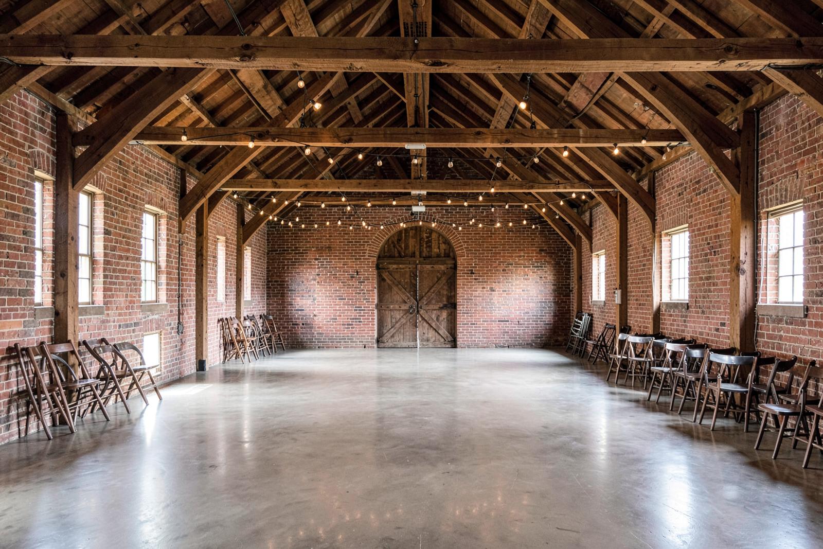 Interieur van de schuur met houten balken