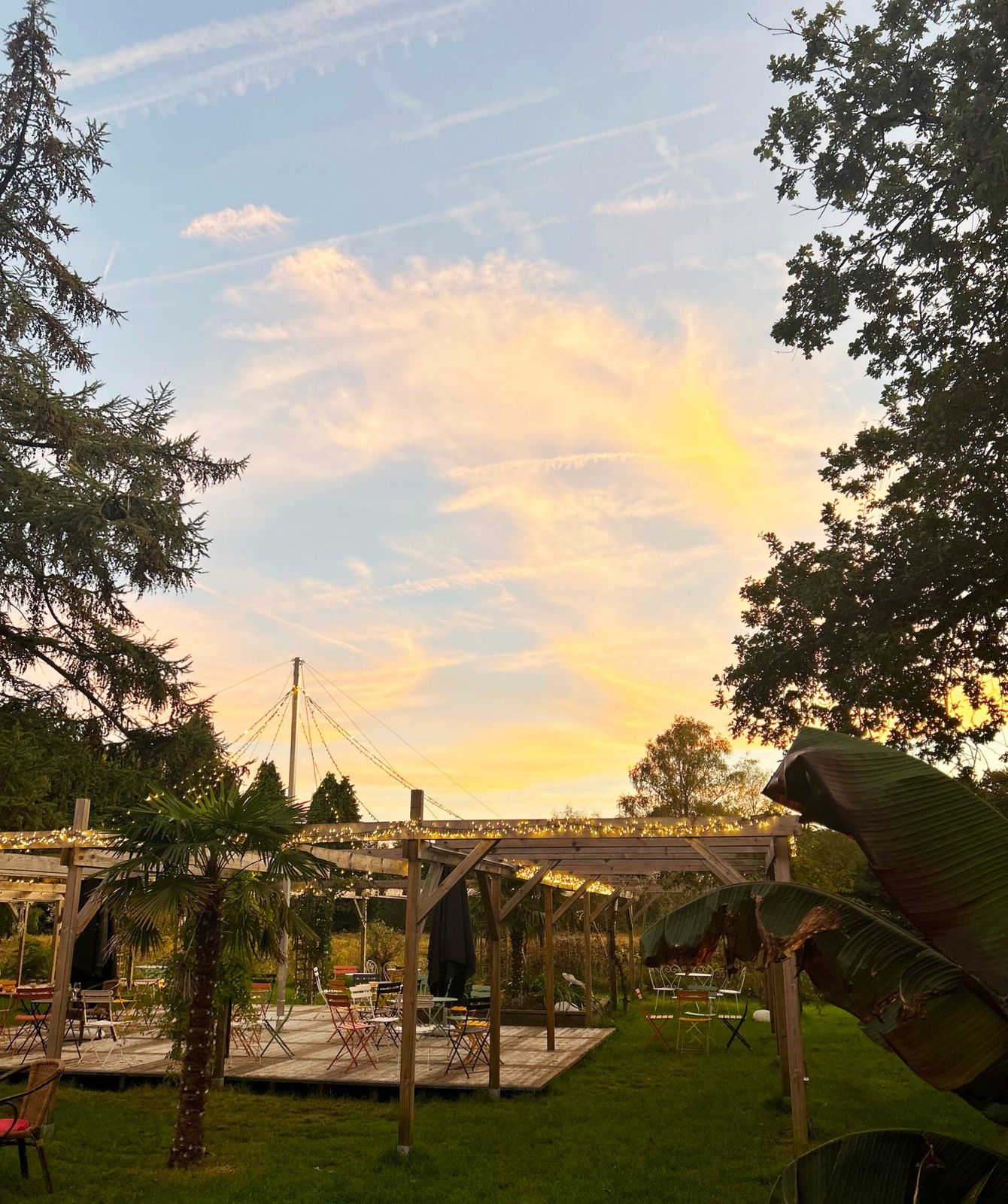 Zonsondergang boven de weide achter de schuur